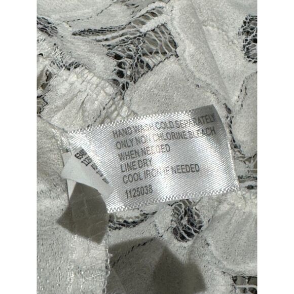 Lane Bryant 2021 Black & WHite Lace Floral Blouse, SIZE 16 - Picture 9 of 9